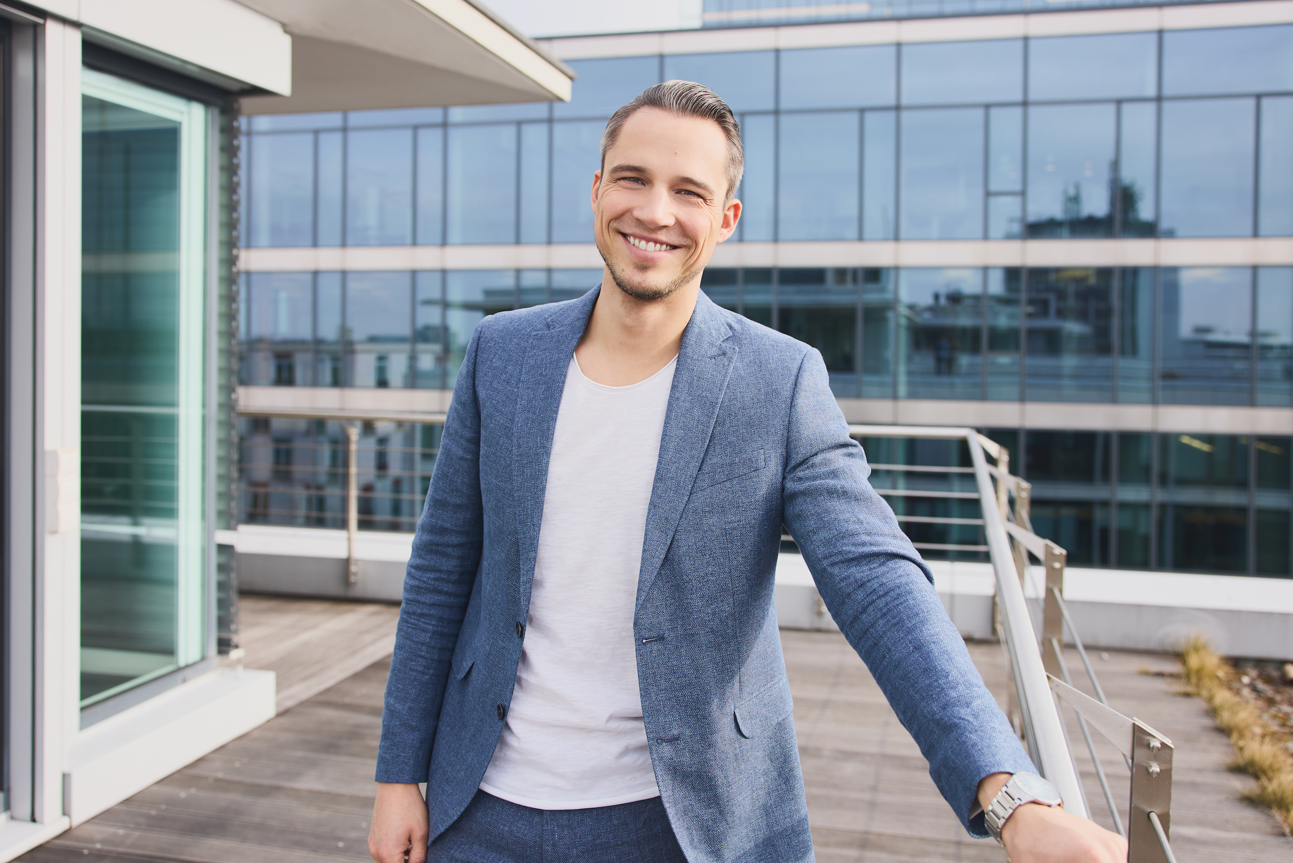 Sebastian Pflügler auf Dachterasse